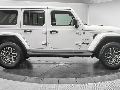Used 2024 Jeep Wrangler Sahara image 9