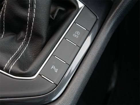 Certified 2024 Volkswagen Tiguan SE R-Line image 31