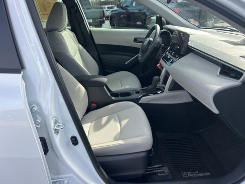 Used 2024 Toyota Corolla Cross L image 18