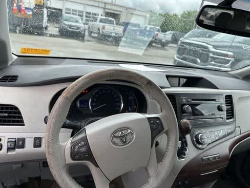 Used 2014 Toyota Sienna XLE FWD image 7