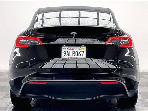 Used 2022 Tesla Model Y Long Range image 3