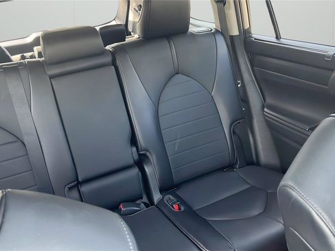 Used 2021 Toyota Highlander XLE image 16
