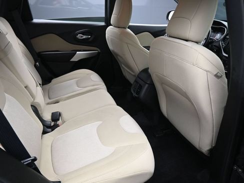 Used 2018 Jeep Cherokee Latitude w/ Safety Group AWD/4WD image 29
