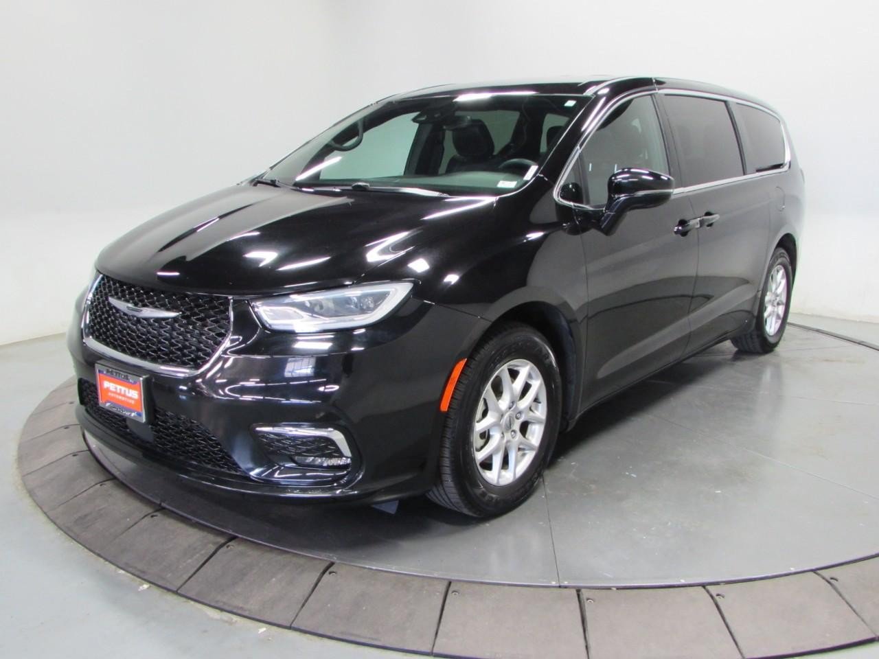 Used 2025 Chrysler Pacifica Select FWD image 3