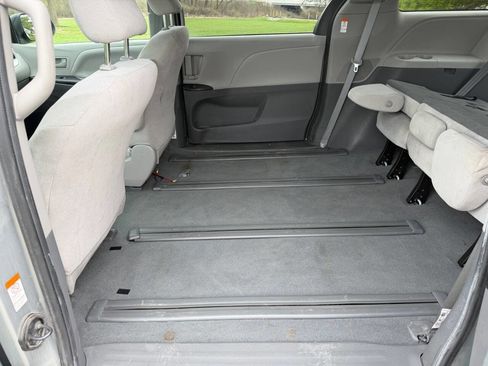 Used 2020 Toyota Sienna L FWD image 10