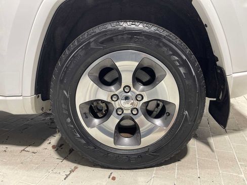 Used 2017 Jeep Grand Cherokee Overland AWD/4WD image 8
