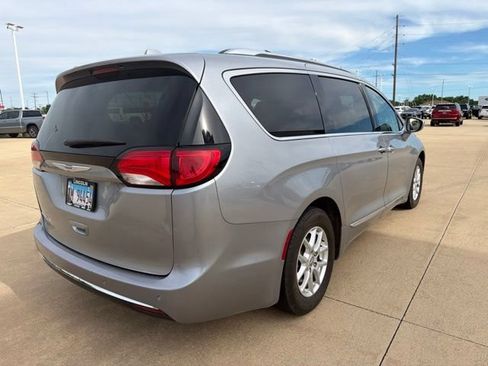 Used 2020 Chrysler Pacifica Touring-L FWD image 5