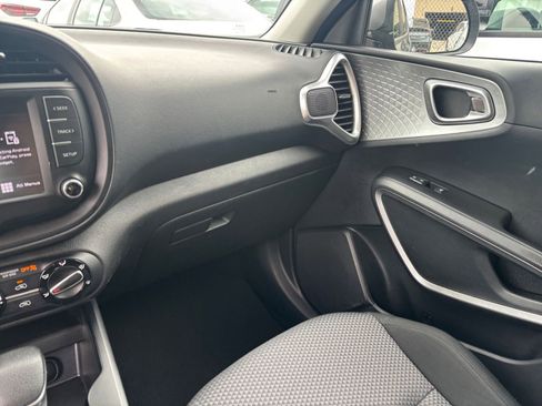 Used 2025 Kia Soul LX w/ LX Technology Package FWD image 33