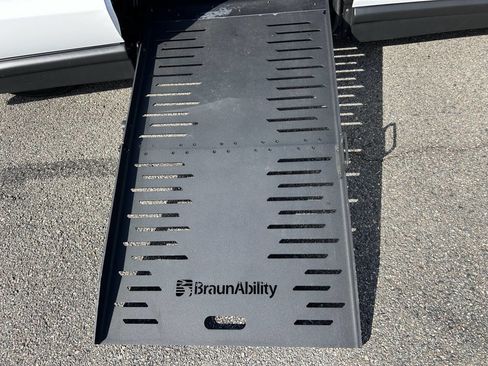 Used 2024 Chrysler Pacifica Touring-L image 5