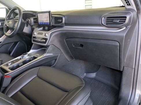 Used 2023 Ford Explorer XLT w/ Equipment Group 202A image 5