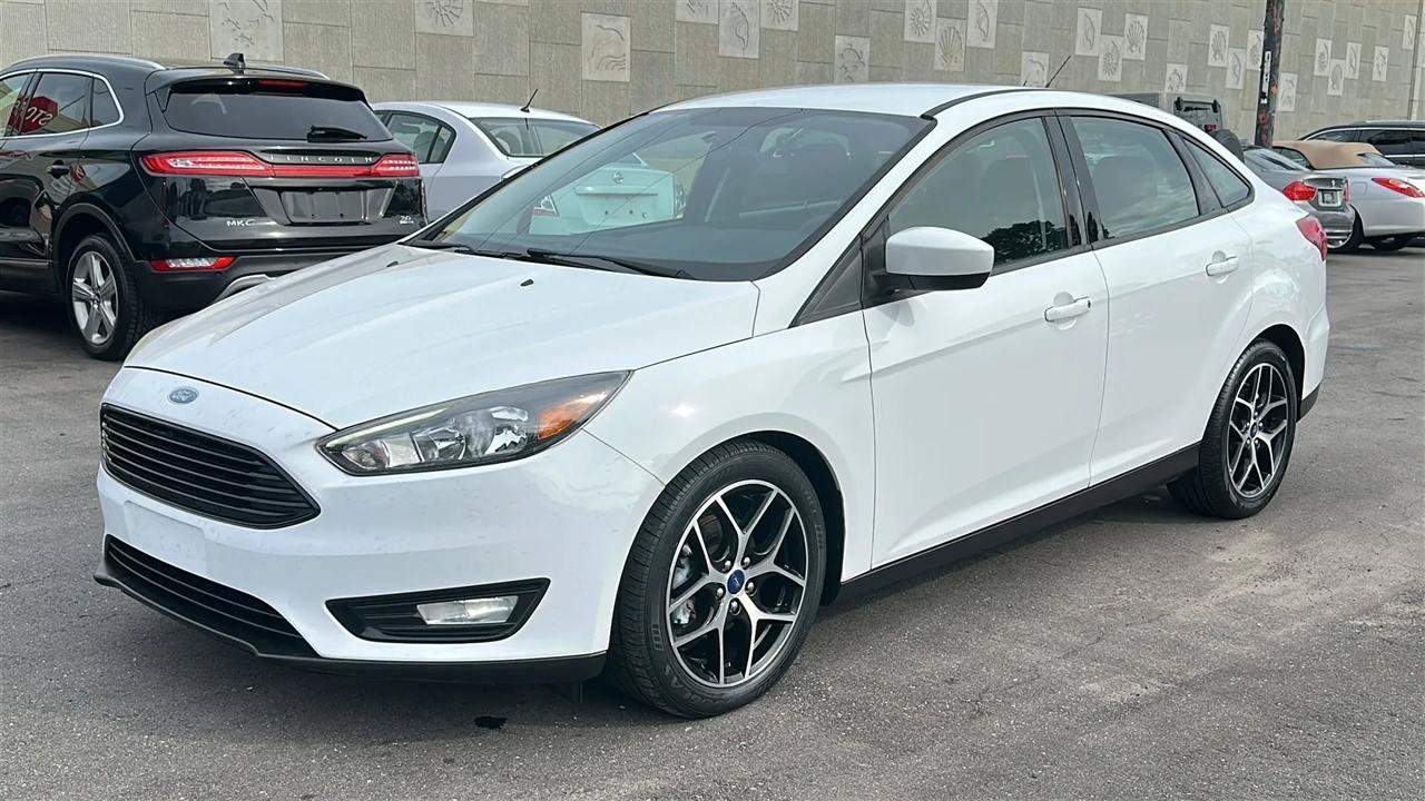 Used 2018 Ford Focus SE w/ SE Appearance Package FWD image 2
