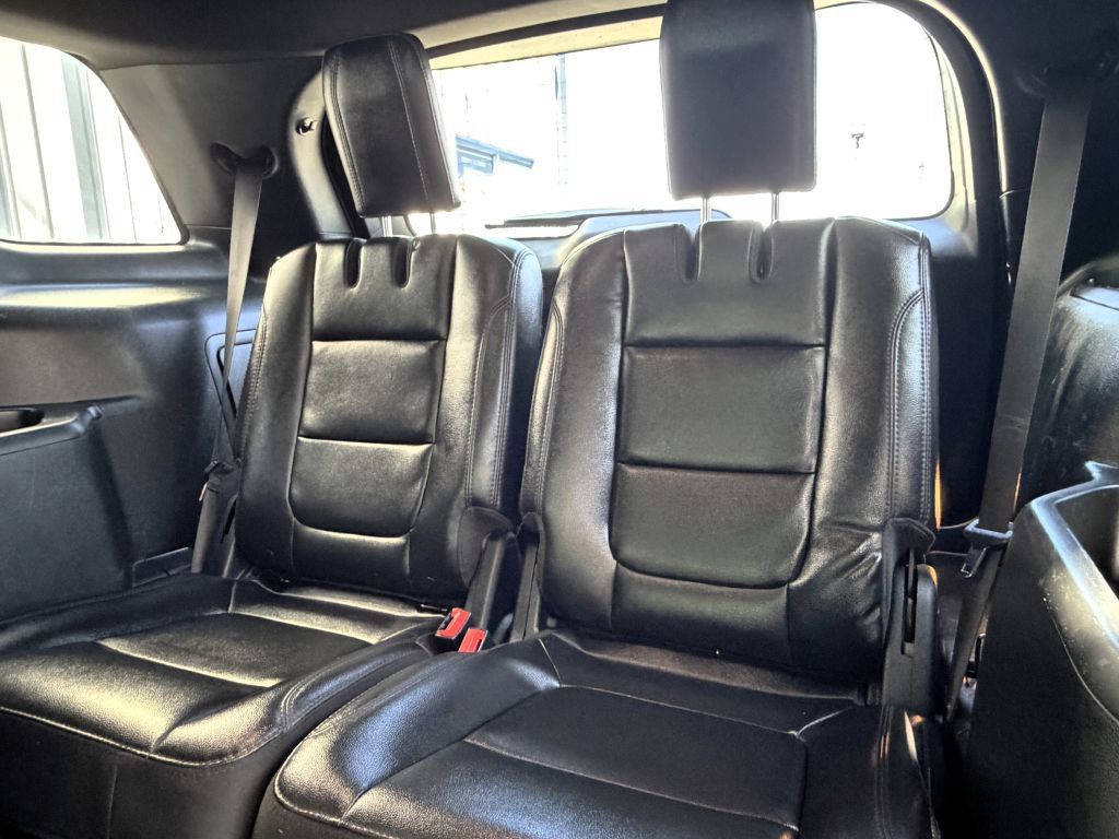 Used 2019 Ford Explorer XLT w/ Equipment Group 202A FWD image 12