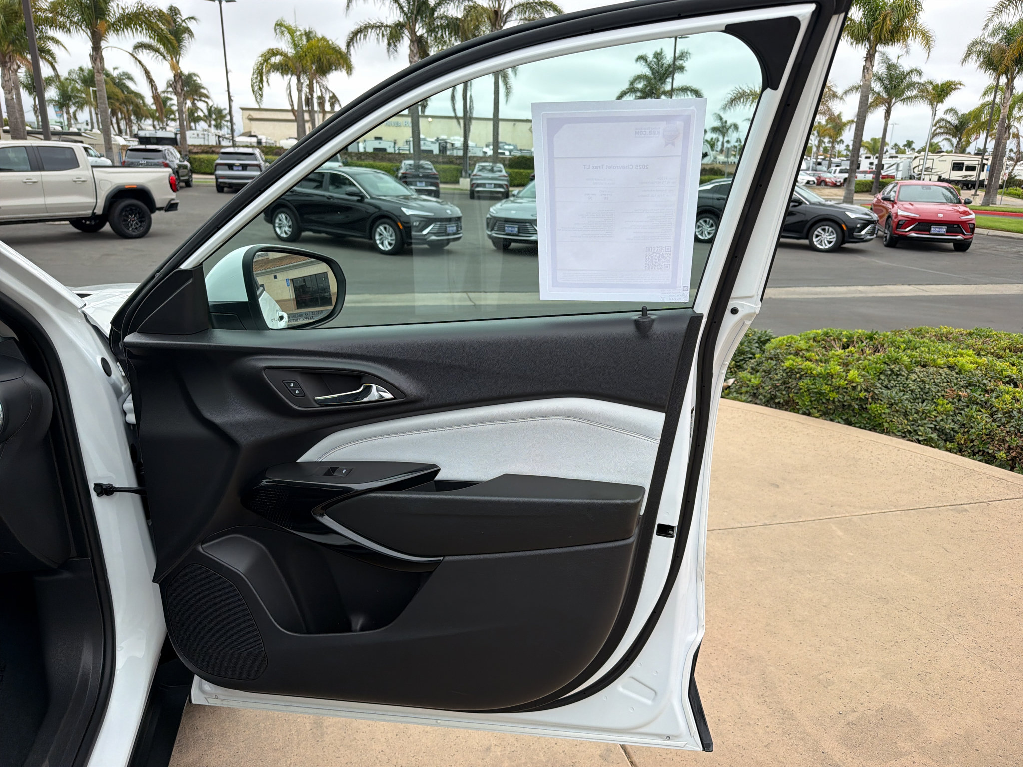 Used 2025 Chevrolet Trax LT FWD image 16