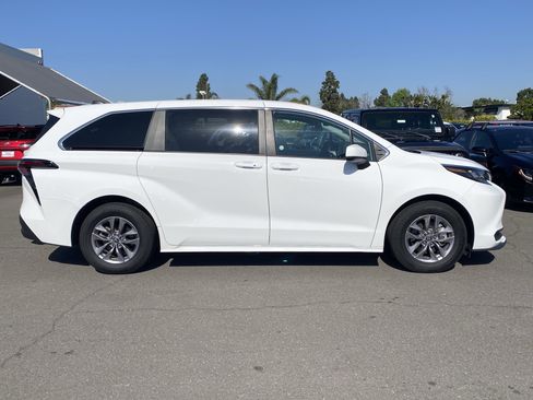 Certified 2024 Toyota Sienna LE image 2