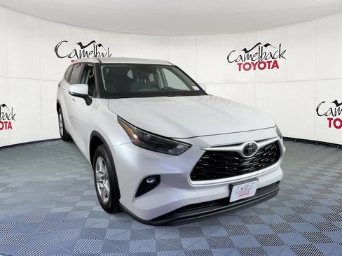 Used 2025 Toyota Highlander LE FWD image 4