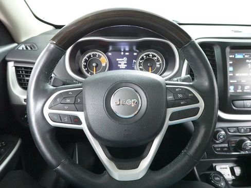 Used 2017 Jeep Cherokee Overland AWD/4WD image 13