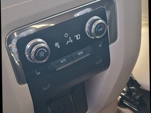 Used 2023 GMC Yukon XL Denali image 29