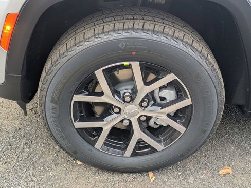 New 2025 Jeep Grand Cherokee Limited image 9