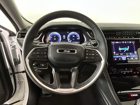 Used 2023 Jeep Grand Cherokee Laredo AWD/4WD image 16