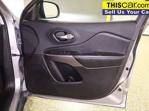 Used 2019 Jeep Cherokee Latitude Plus FWD image 34