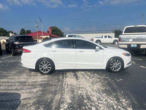 Used 2017 Ford Fusion SE FWD image 2