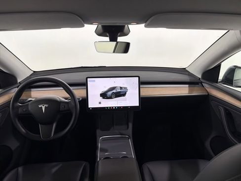 Used 2025 Tesla Model Y Long Range AWD/4WD image 25