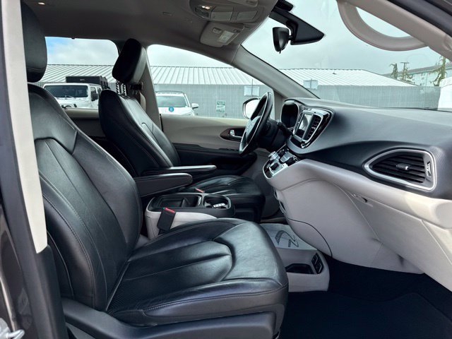 Used 2018 Chrysler Pacifica Touring-L FWD image 10