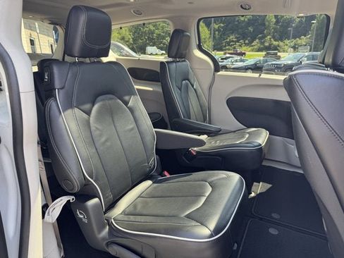 Used 2023 Chrysler Pacifica Limited w/ Uconnect Theater Family Group FWD image 14