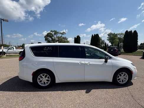 Used 2024 Chrysler Pacifica Touring-L FWD image 6
