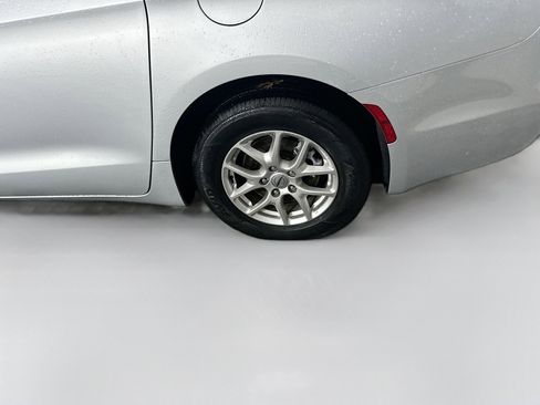 Used 2024 Chrysler Pacifica Touring-L image 11