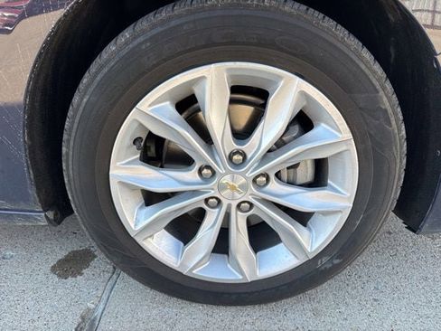 Used 2025 Chevrolet Malibu LT FWD image 2