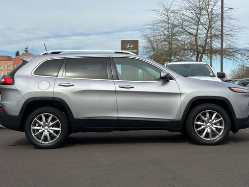 Used 2018 Jeep Cherokee Limited image 3