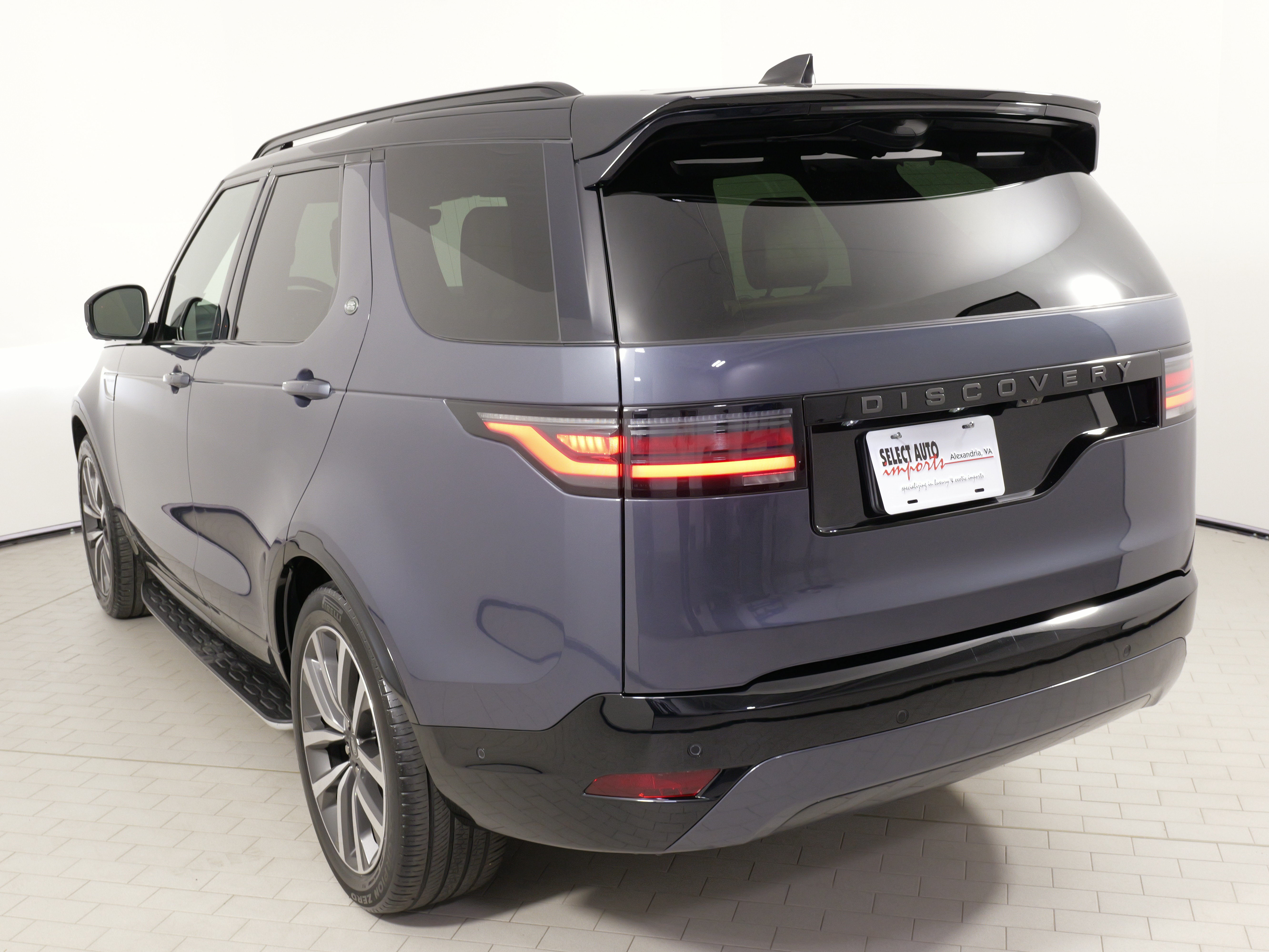 Used 2024 Land Rover Discovery Dynamic SE AWD/4WD image 15