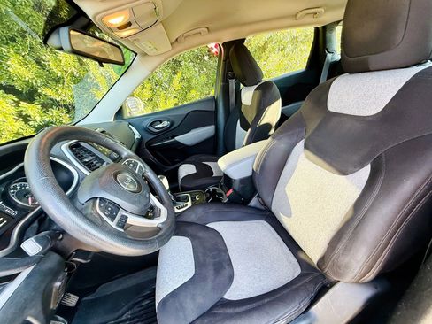 Used 2014 Jeep Cherokee Sport image 39