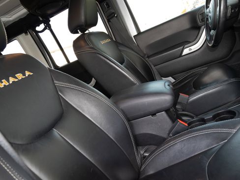 Used 2014 Jeep Wrangler Unlimited Sahara w/ Connectivity Group AWD/4WD image 17