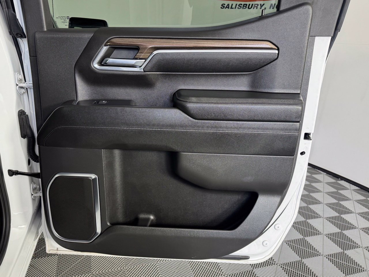 Used 2024 Chevrolet Silverado 1500 LT AWD/4WD image 30