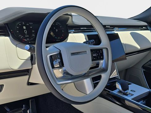 Certified 2025 Land Rover Range Rover SE AWD/4WD image 17