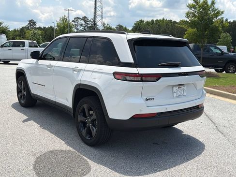 Used 2023 Jeep Grand Cherokee Altitude RWD image 5