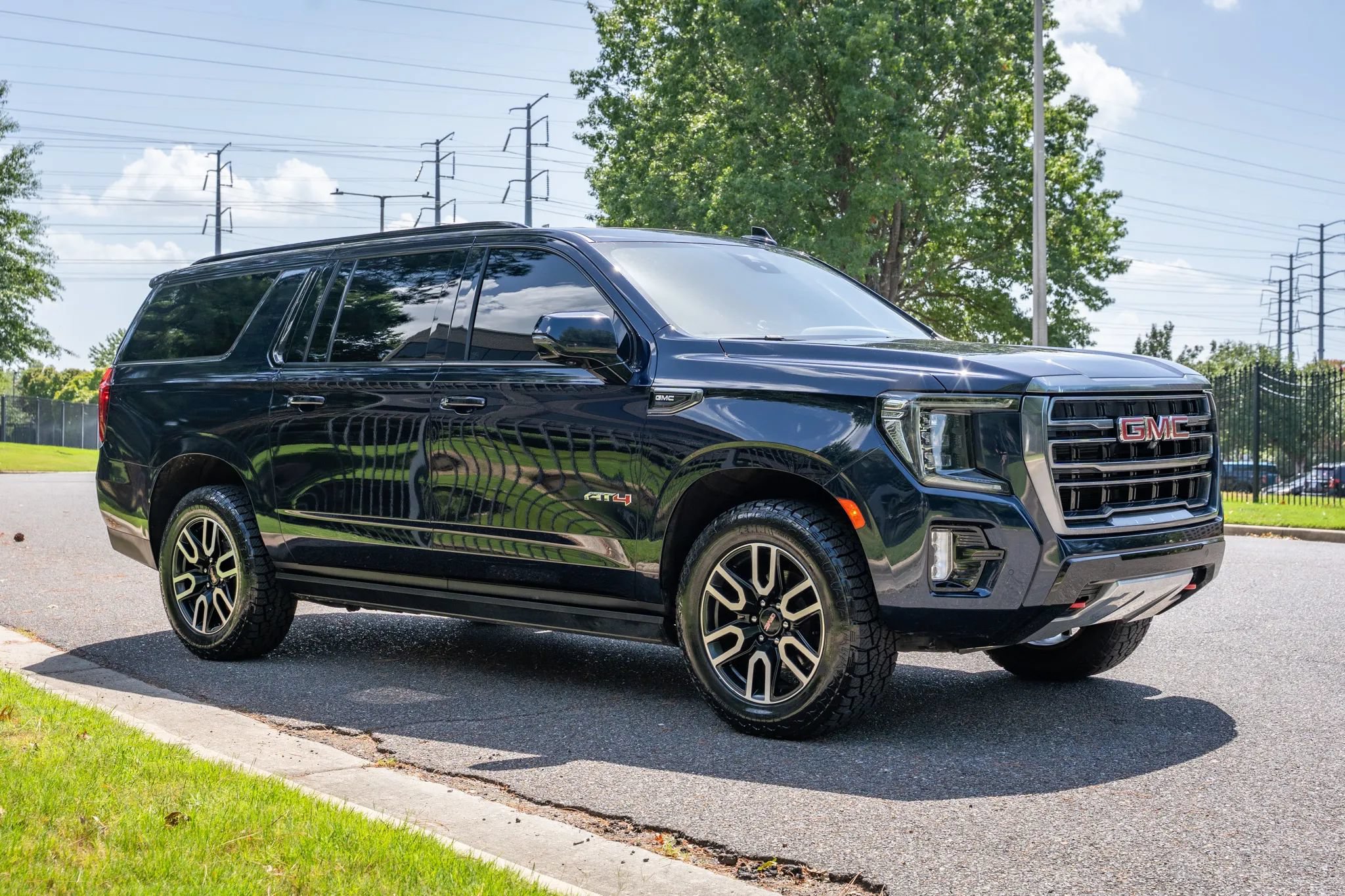 Used 2023 GMC Yukon XL AT4 w/ AT4 Premium Package AWD/4WD image 4