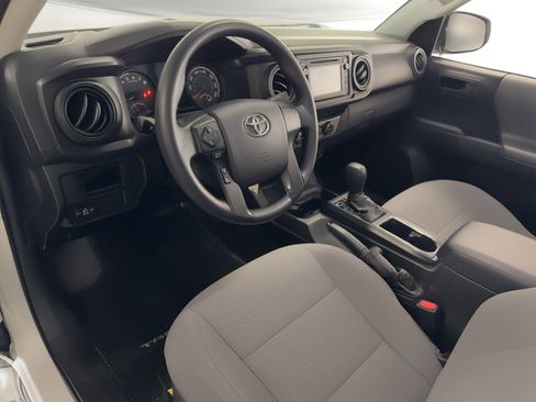 Used 2017 Toyota Tacoma SR image 4