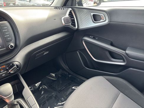 Used 2025 Kia Soul LX w/ LX Technology Package FWD image 33