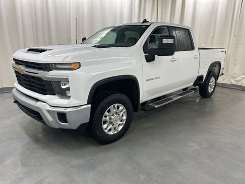 Used 2024 Chevrolet Silverado 3500 LT image 2