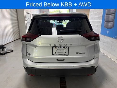 Used 2024 Nissan Rogue SV AWD/4WD image 6