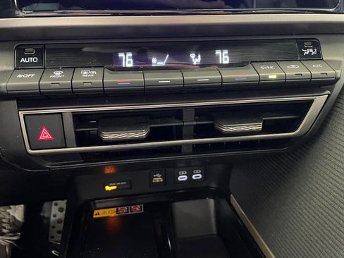 Used 2025 Toyota Camry SE image 31