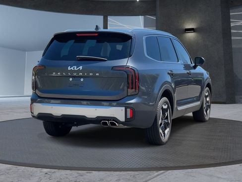 Used 2024 Kia Telluride EX w/ EX Captain's Chair Package FWD image 4
