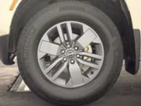 Used 2025 Nissan Frontier SV w/ SV Convenience Package RWD image 3