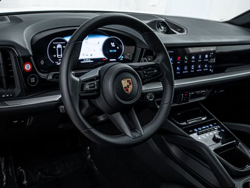 Certified 2025 Porsche Cayenne Coupe image 14