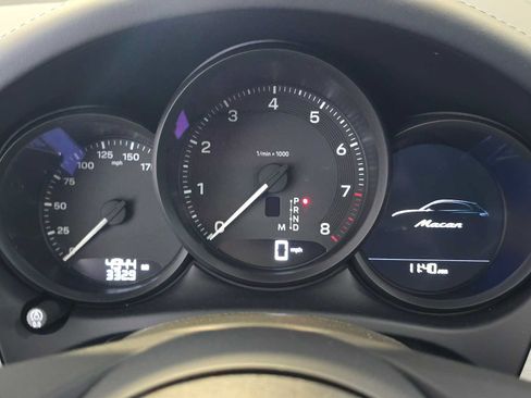 Used 2025 Porsche Macan AWD/4WD image 27