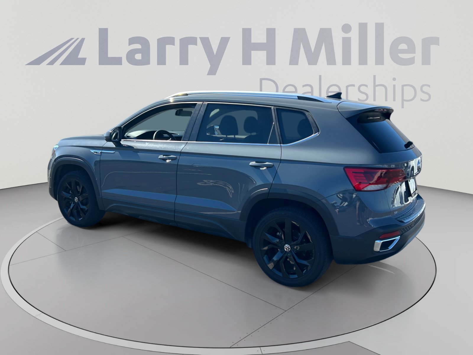 Used 2022 Volkswagen Taos SE FWD image 3