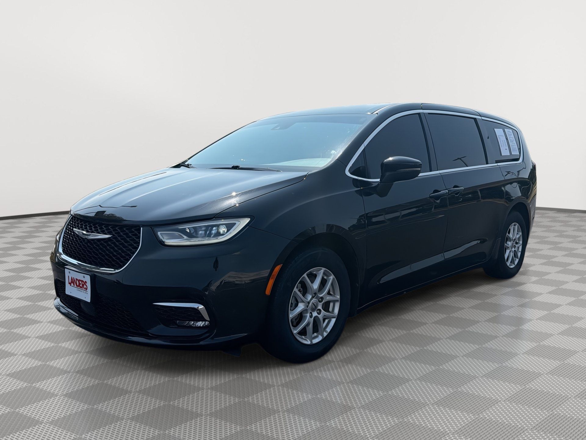 Used 2023 Chrysler Pacifica Touring FWD image 1